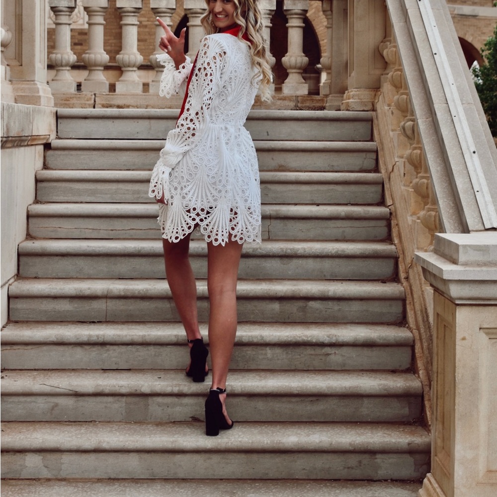 Beautiful white dress!!! Perfect for bridal or graduation!!!!